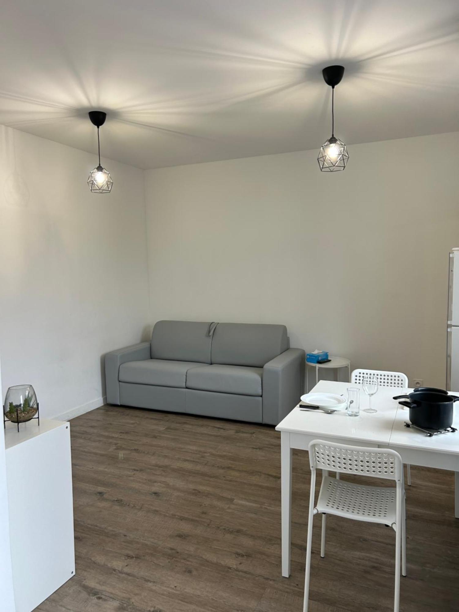 superbe studio meublé avec parking Maubeuge Exterior foto